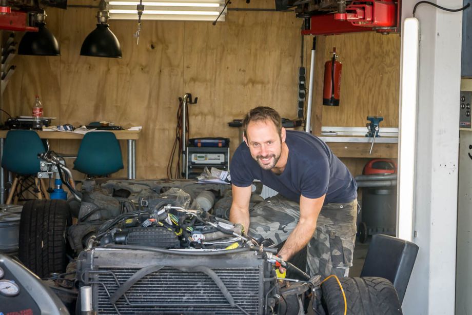 Gerrit aan het sleutelen