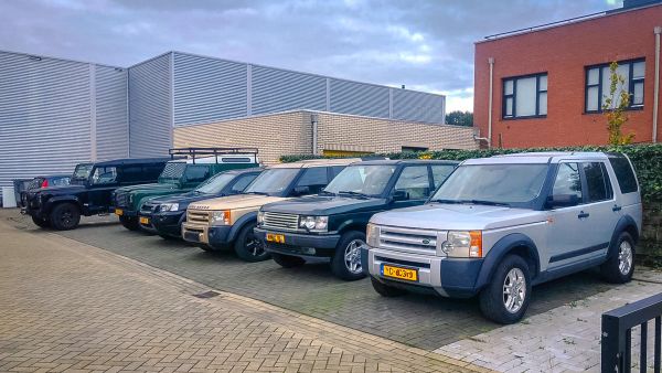 Diverse Landrovers en Range Rovers staan op de parkeerplaats bij Van Horssen 4x4