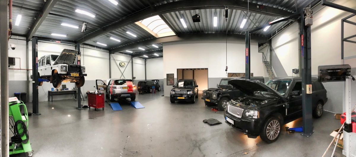 Aanzicht van de garage van Van Horssen 4x4 Specialist in Land rover Lunteren